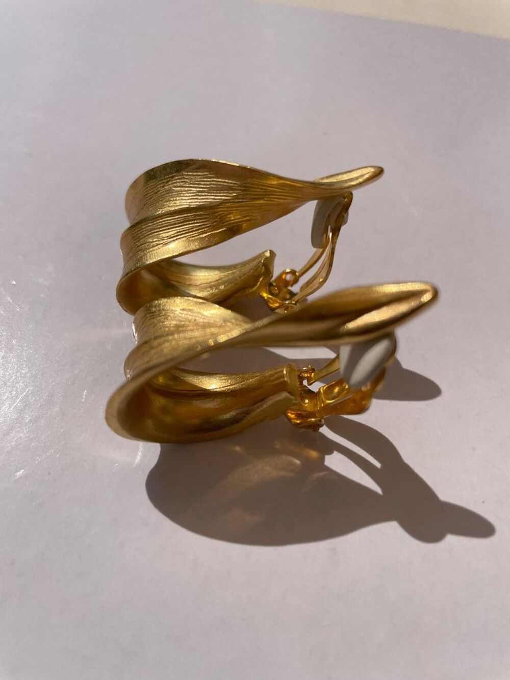 BO Clip dor&eacute;e feuille recourb&eacute;e ANTIGONA Bijoux et montres