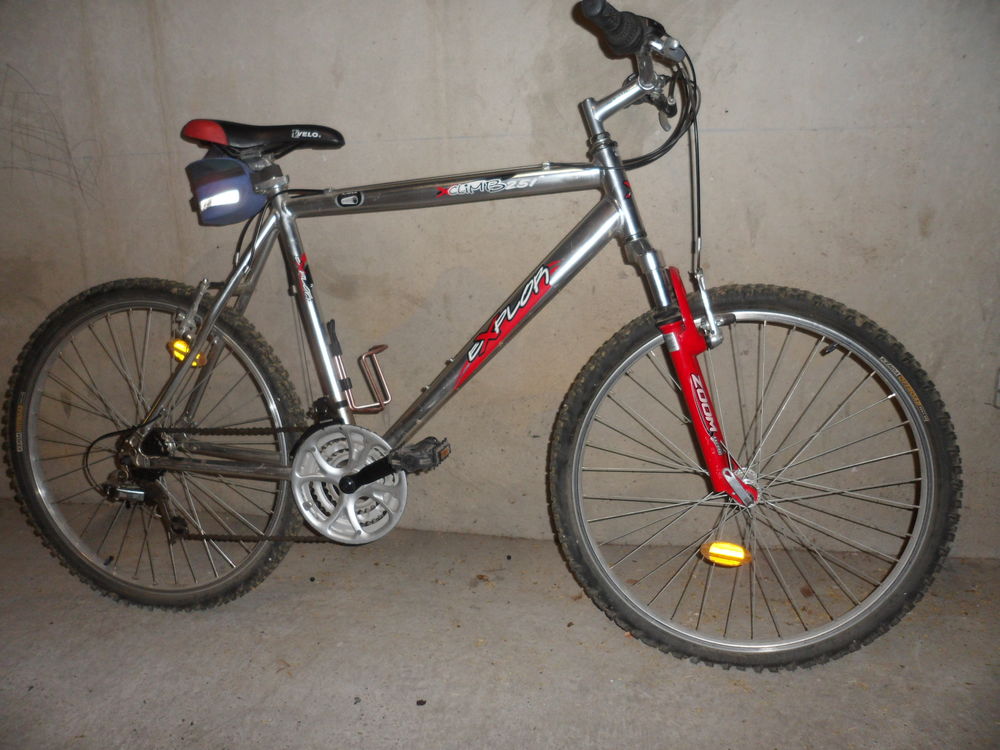 ensemble de deux v&eacute;los homme: route et VTT Vélos