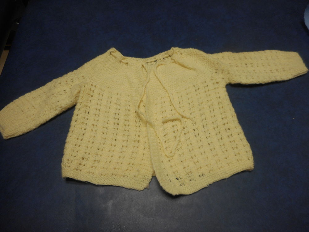 Brassi&egrave;re vintage tricot&eacute;e jaune 1-3 mois Vtements enfants