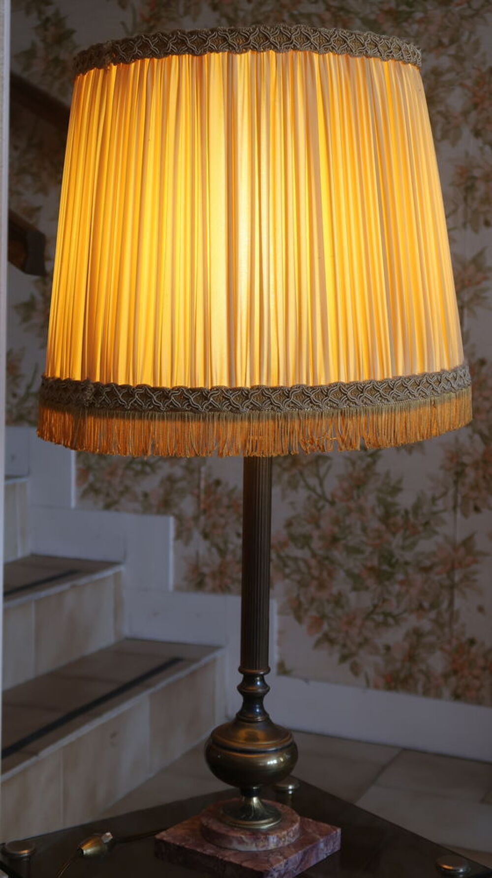 Petite lampe &agrave; pied laiton sur support en marbre Décoration