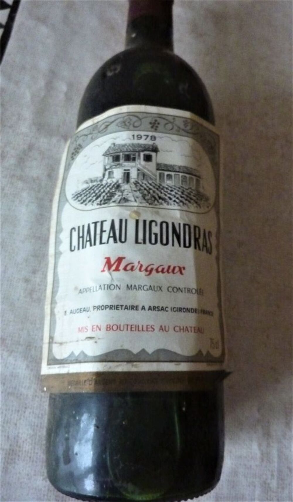 Bouteilles vin divers mill&eacute;sime, eau de vie Décoration