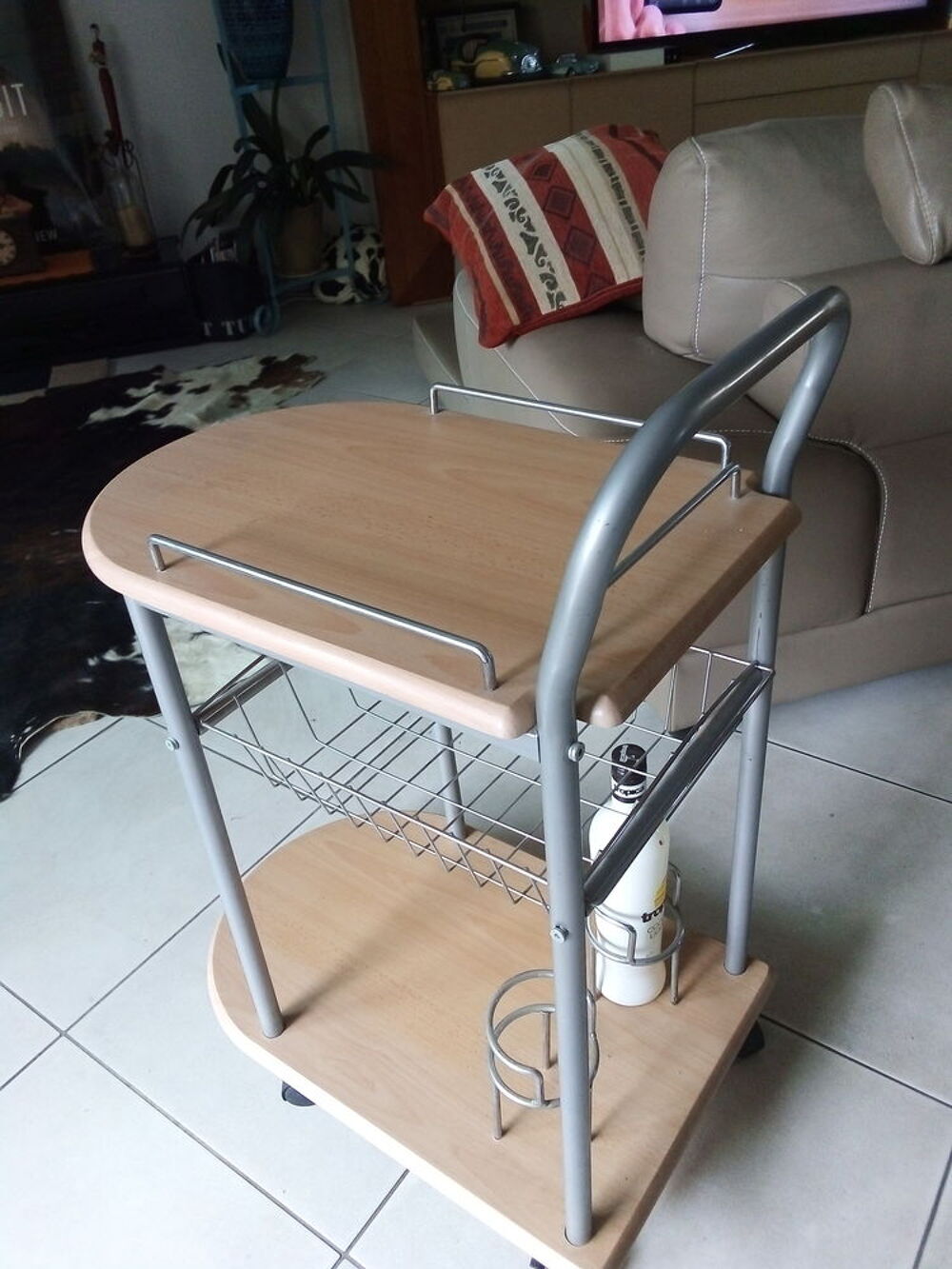 Belle d&eacute;serte avec roulettes en bois blond style scandinave Meubles