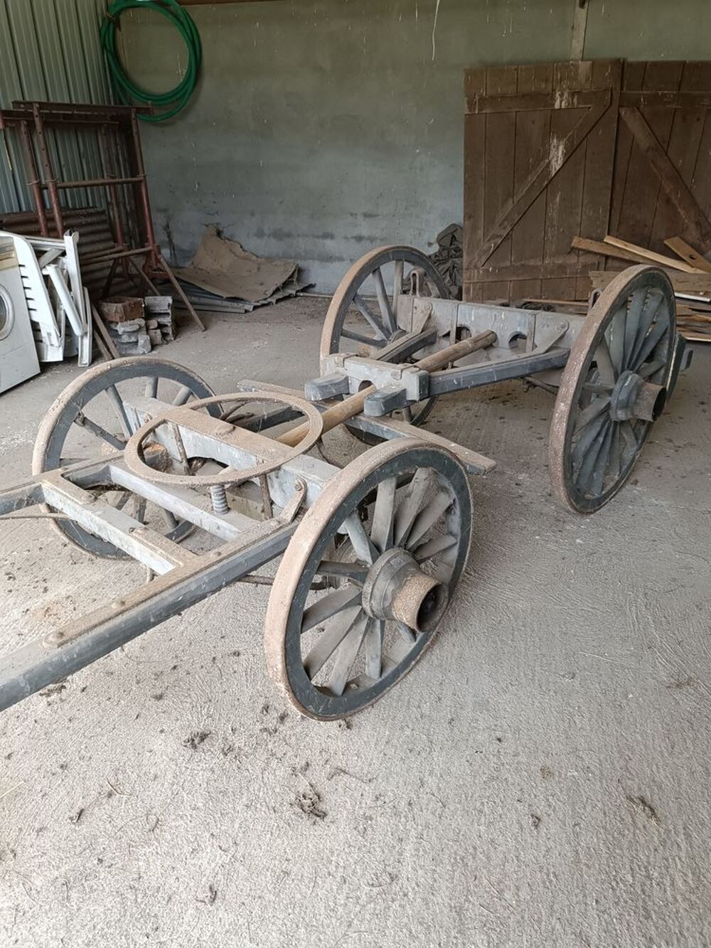 Char ancien 4 roues pour 1 cheval 