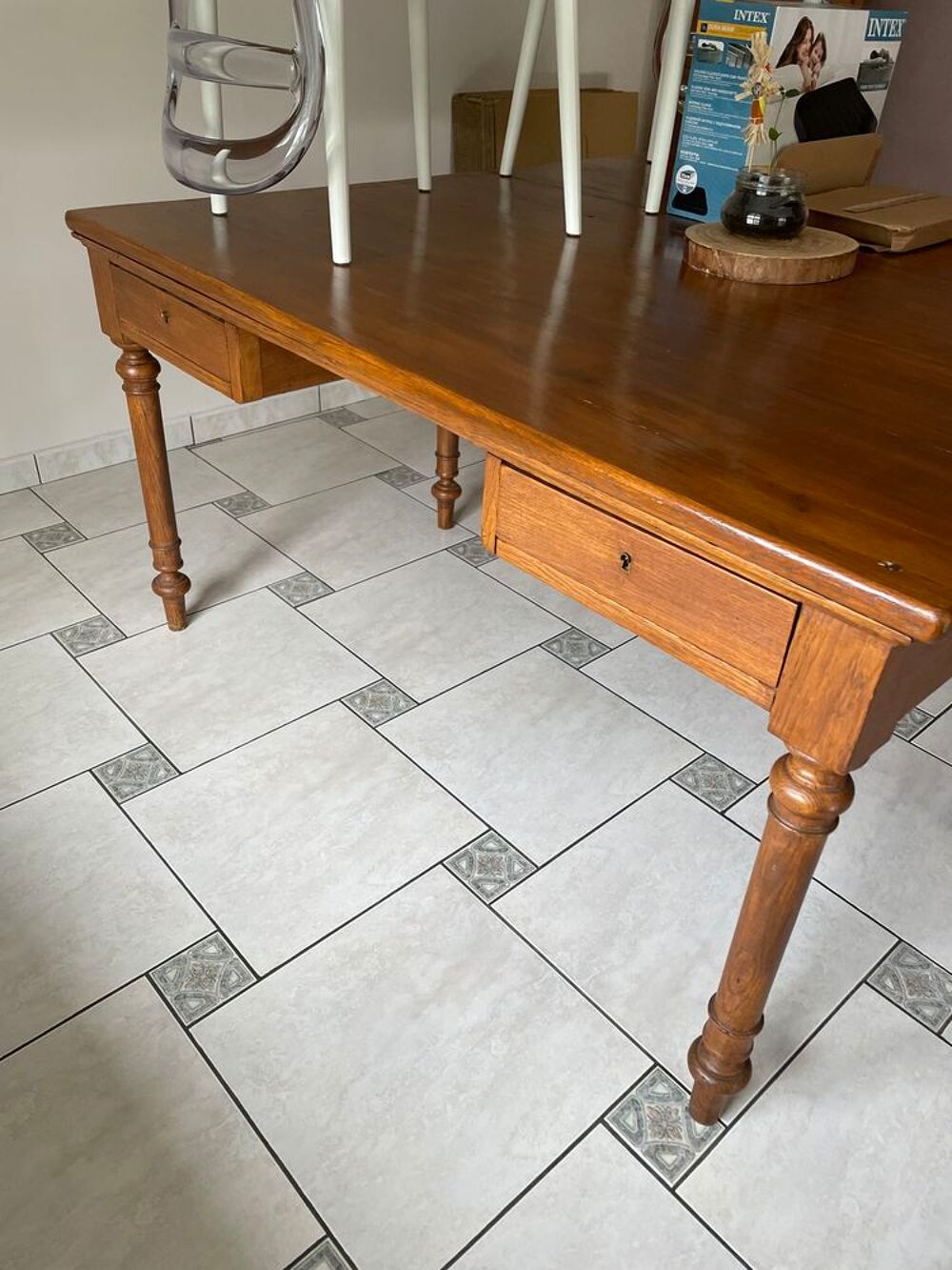 Ancien bureau utilis&eacute; comme table &agrave; manger Meubles