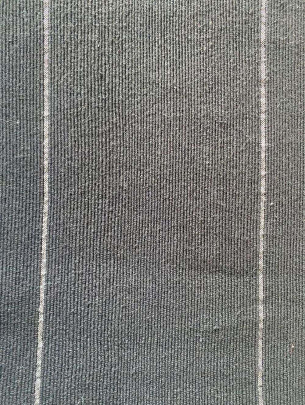 Plaid marocain noir &agrave; pompons et fils argent Décoration