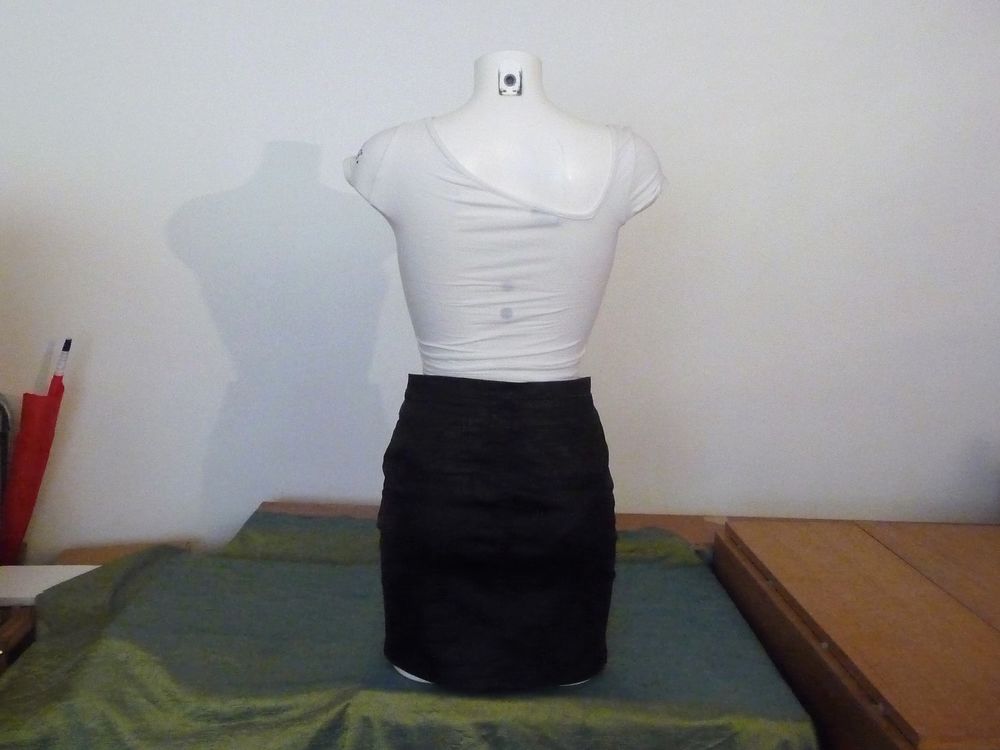 Jupe Courte Cintr&eacute;e Marron avec ses 2 Poches- Taille 34 Vêtements