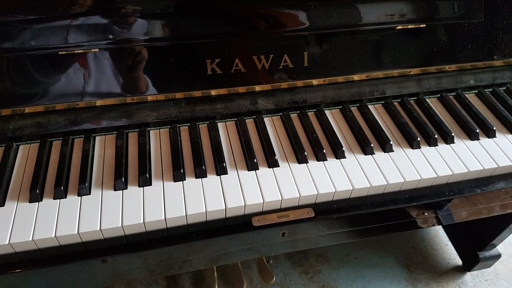 piano droit marque Akai, laqu&eacute; noir Instruments de musique