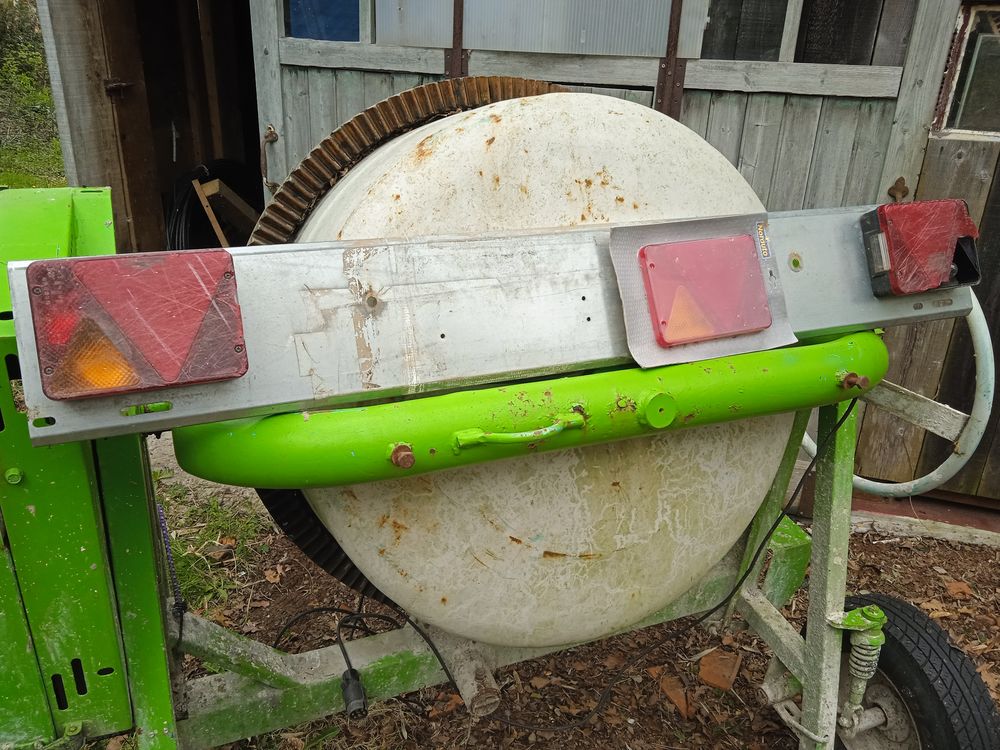 B&eacute;tonni&egrave;re thermique 250L (2 sacs) &agrave; r&eacute;nover. Bricolage