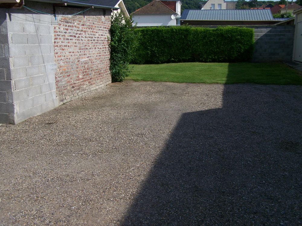 Location Parking/Garage EU: Un Emplacement parking dans une cour fermée Eu