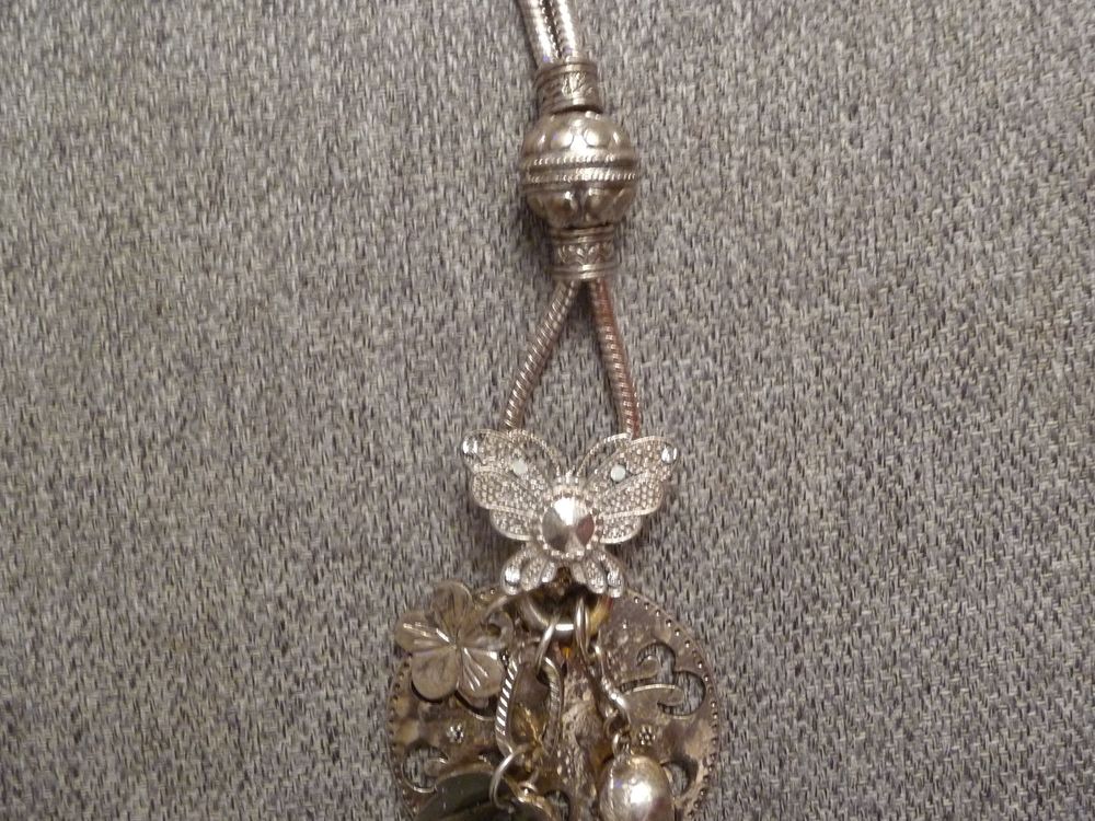 Collier/ Sautoir en M&eacute;tal Argent&eacute; Vieilli avec ses Breloques Bijoux et montres