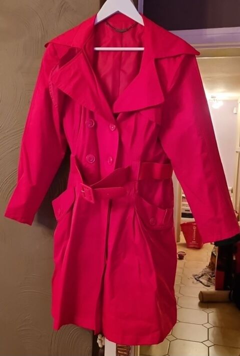 Trs joli trench T44. Jacqueline Riu 17 Oullins (69)