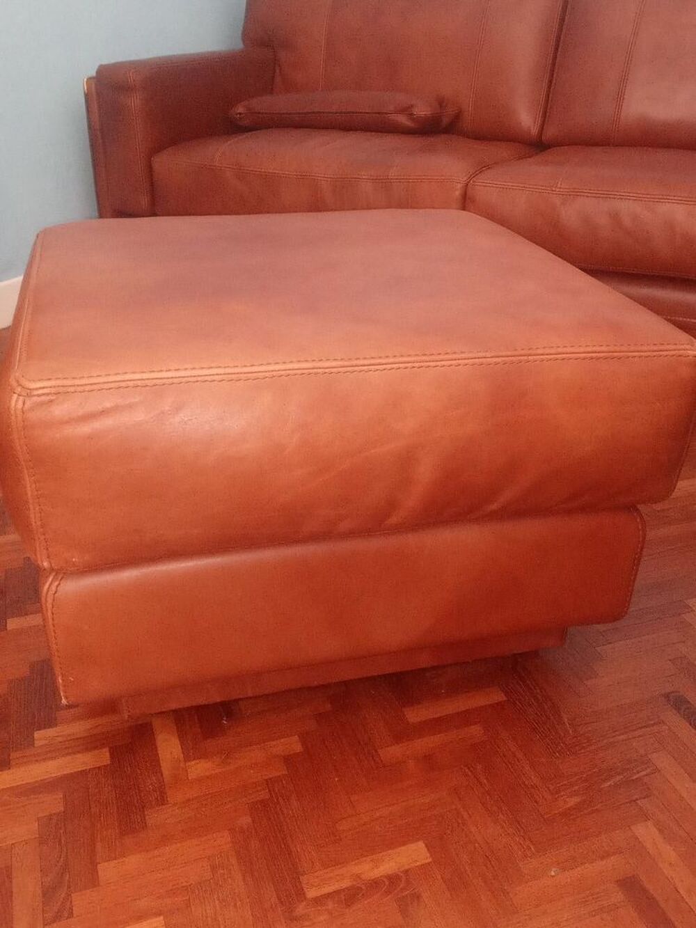 Ensemble canap&eacute; fauteuil et pouf en cuir
Meubles