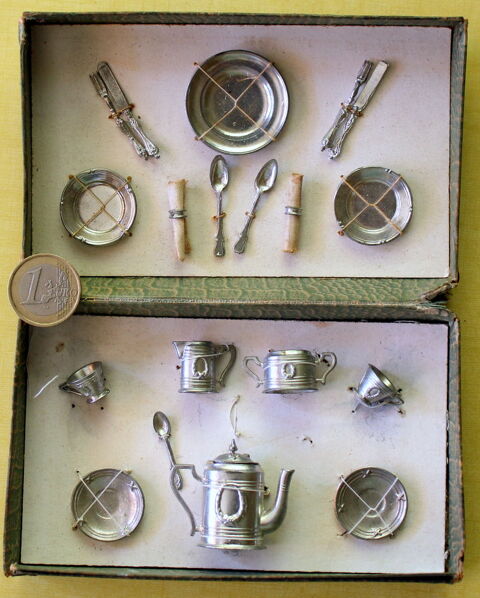 Coffret dinette de poup�e XIX eme si�cle en m�tal 250 Issy-les-Moulineaux (92)