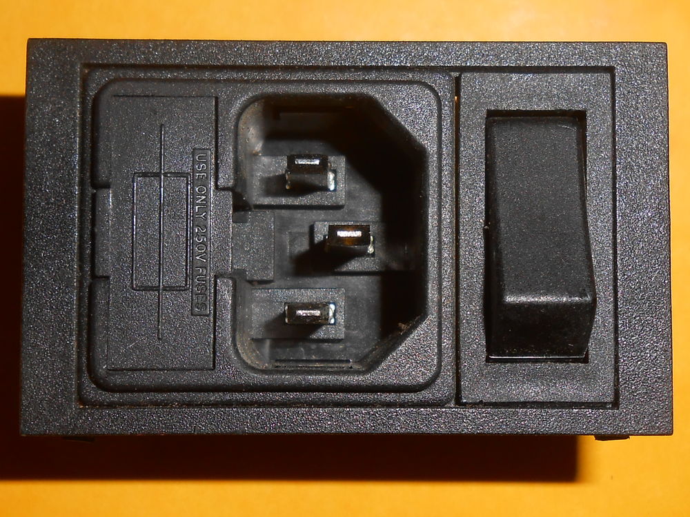 PRISE D'ALIMENTATION AVEC INTERRUPTEUR ET FUSIBLE (32) Bricolage