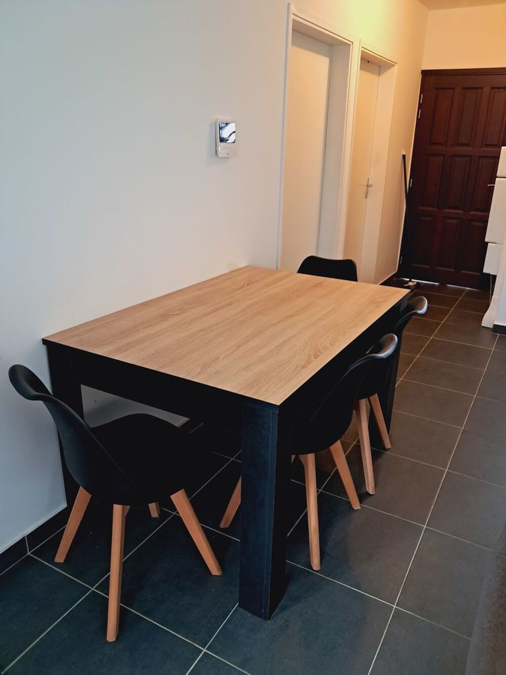 Table de s&eacute;jour+4 chaises 
&Agrave; venir r&eacute;cup&eacute;rer Meubles