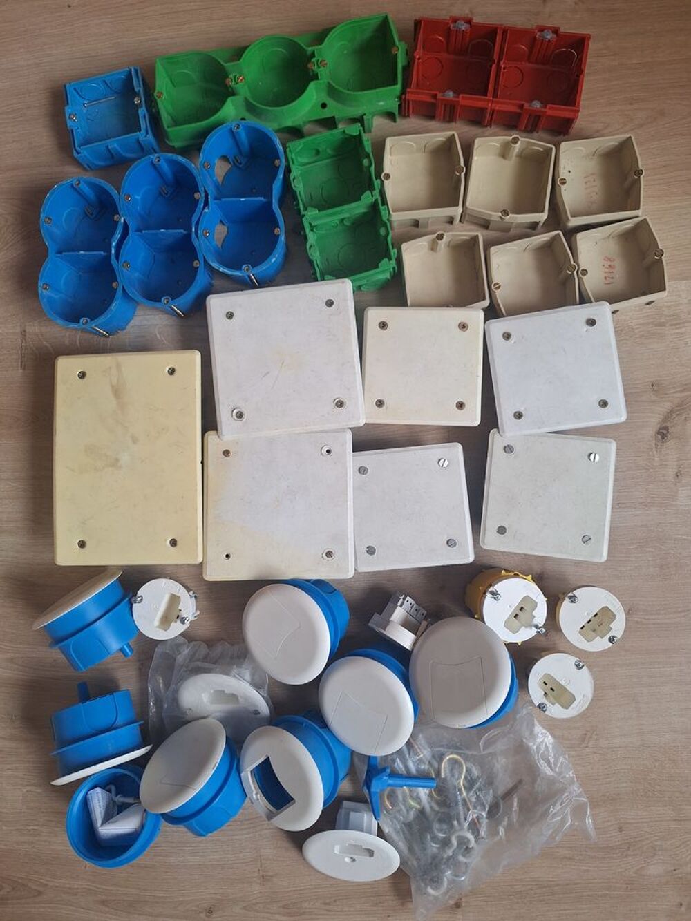 Lot de bo&icirc;tes et bo&icirc;tiers pour installation &eacute;lectrique Bricolage