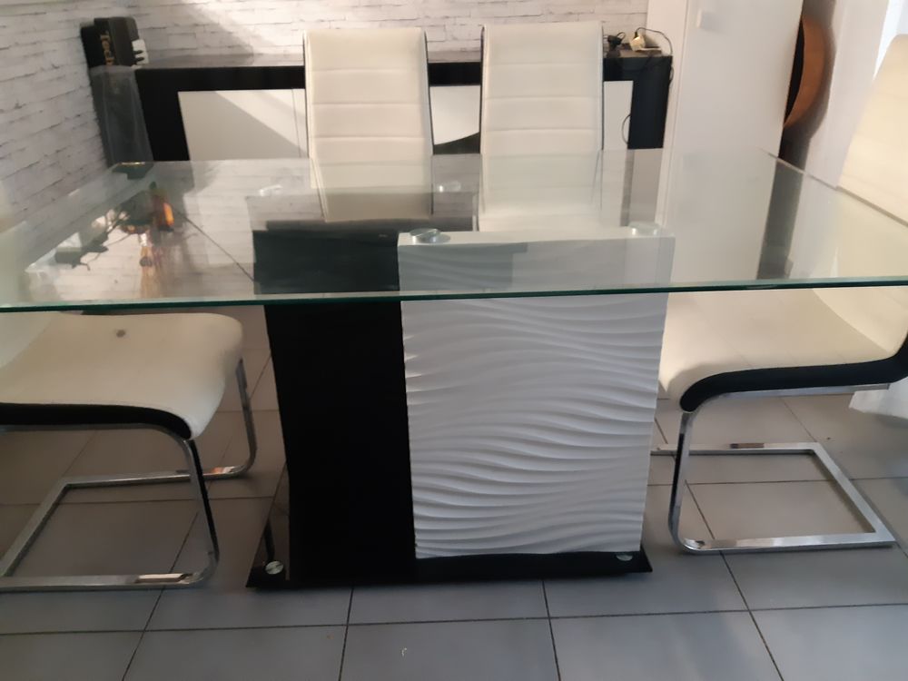 SALLE A MANGER DESIGN LAQUEE NOIRE ET BLANCHE
Meubles