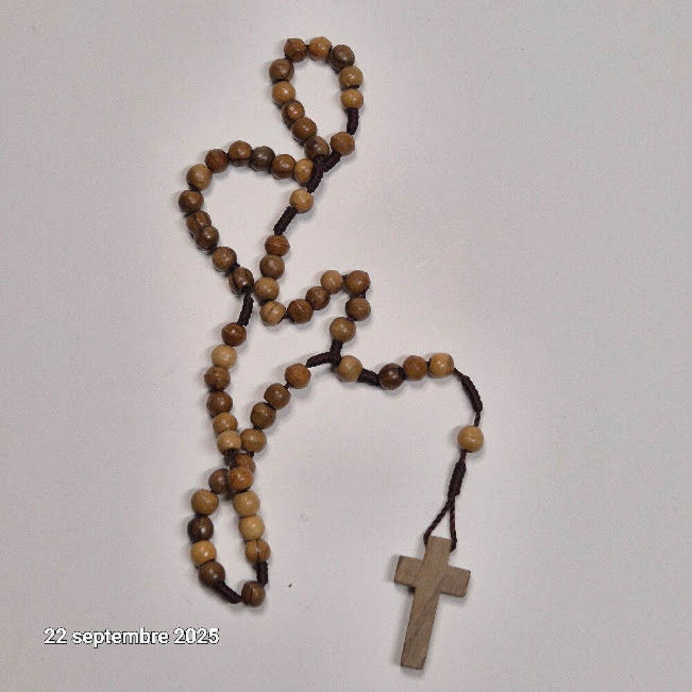 Chapelet catholique avec perles en bois et une croix de Beth Bijoux et montres