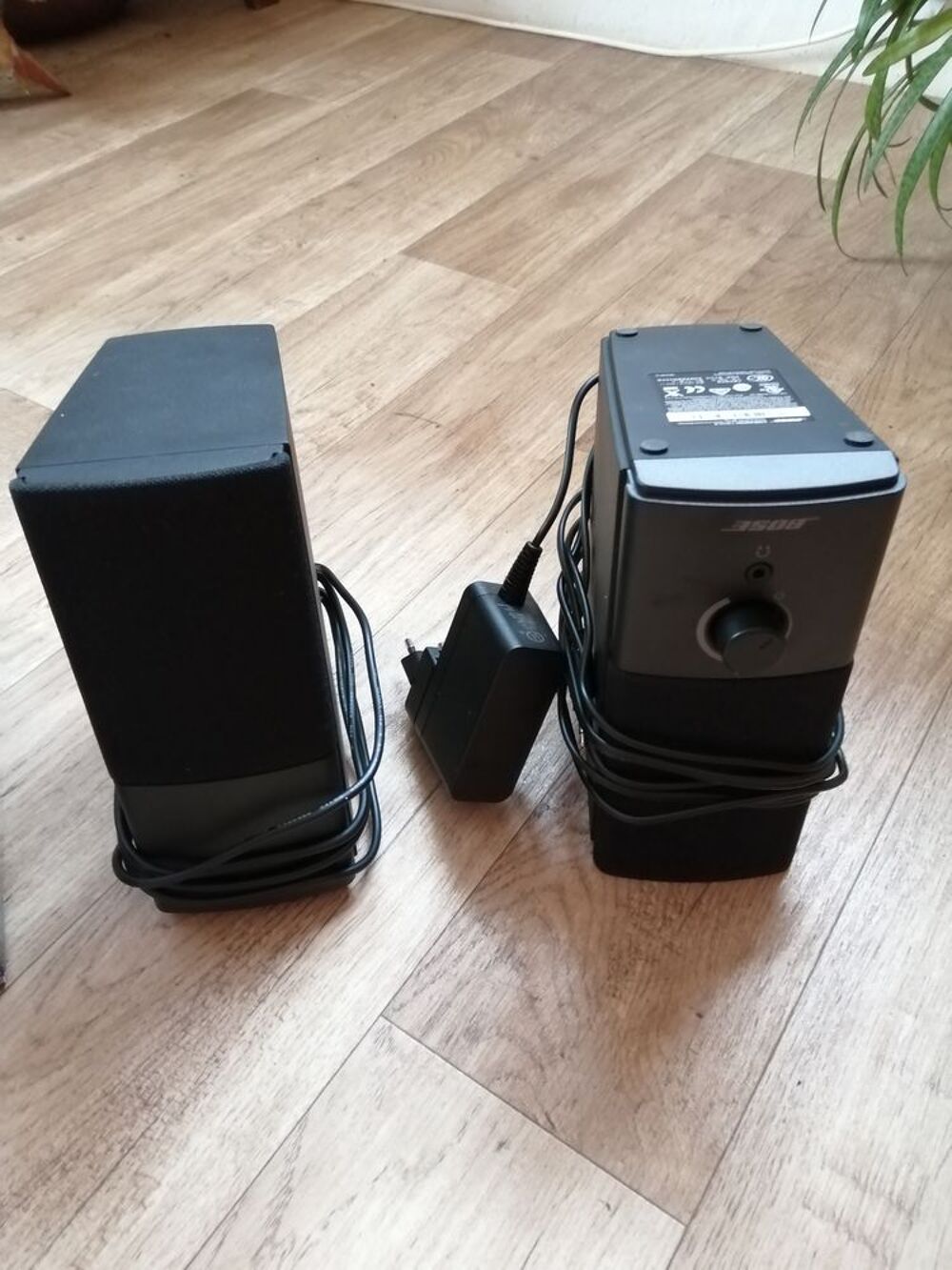 2 enceintes multim&eacute;dia Bose pratiquement neuves. Audio et hifi
