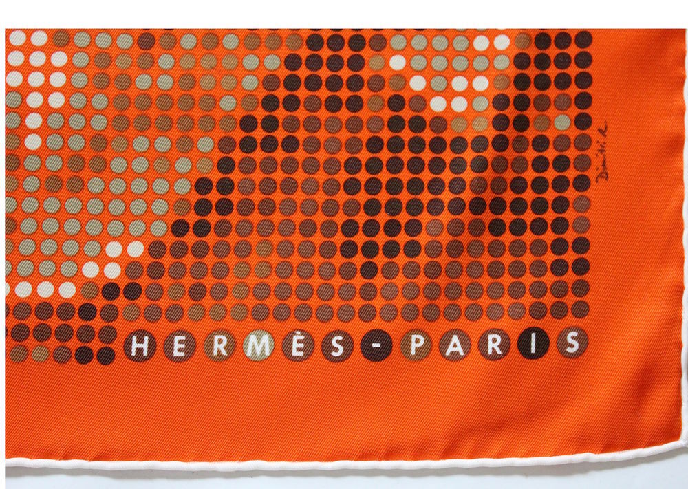 Foulard carr&eacute; de soie orange HERMES Rendez vous au 24 Vêtements