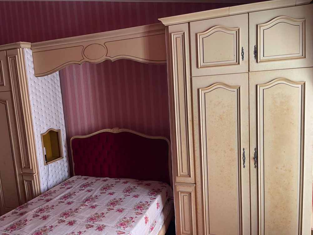 Chambre compl&egrave;te style Louis XV ? lit capitonn&eacute; et placards Meubles
