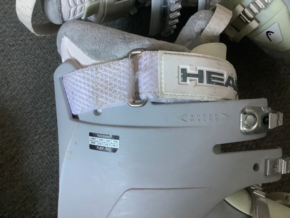 Chaussures de ski marque Head 38-39 voire 40
Sports