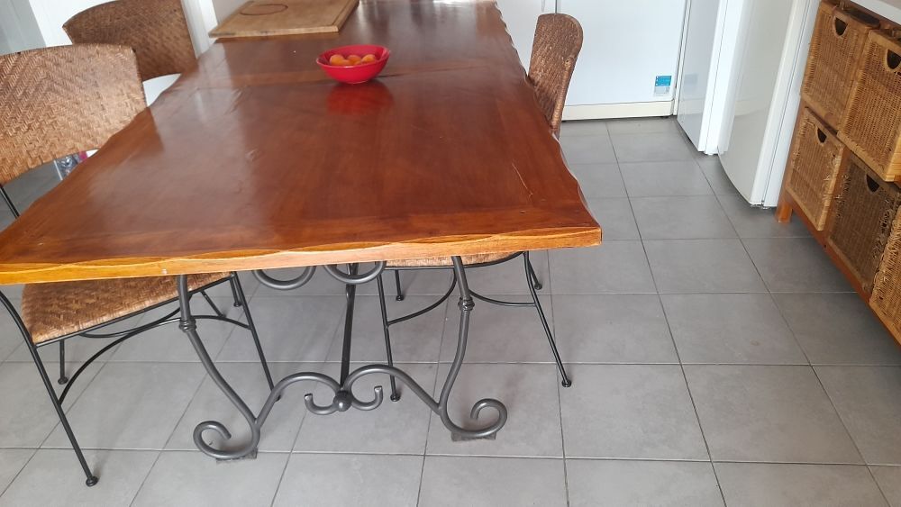 table et 4 fauteuils en bois , rotin et fer forg&eacute; Meubles