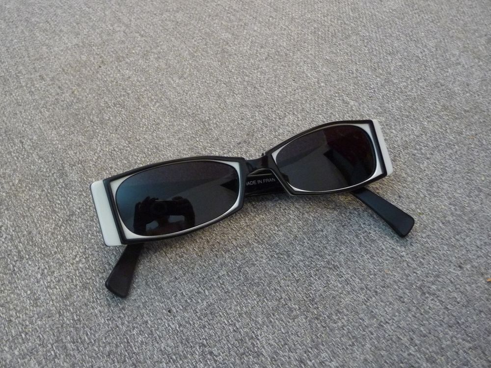 Lunette de Soleil Rectangle Plastique Noir et Blanc-Traction Bijoux et montres