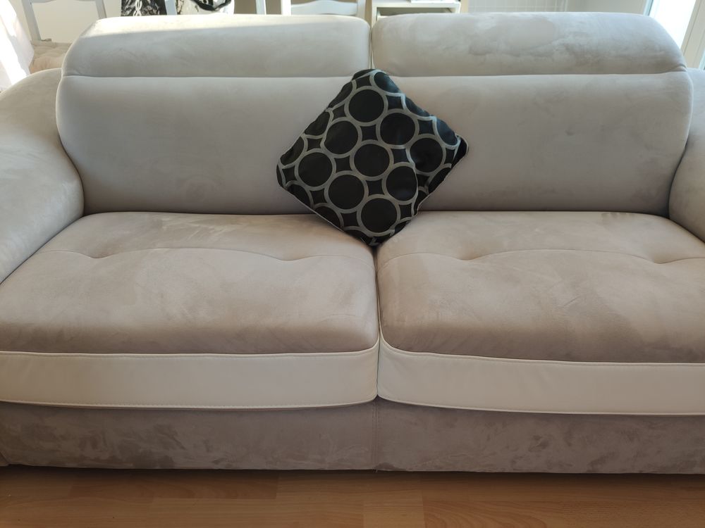 Canap&eacute; fixe moderne 3 places, cuir blanc et microfibres. Meubles