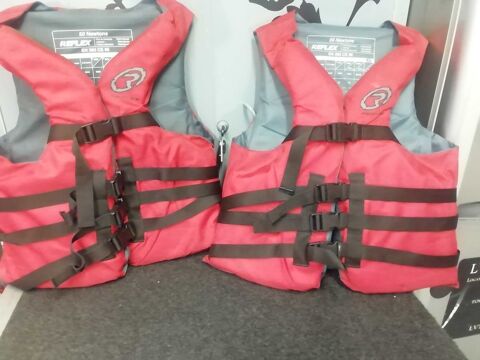 2 Gilets de sports nautiques  (sauvage) 21 Saint-�tienne-du-Rouvray (76)