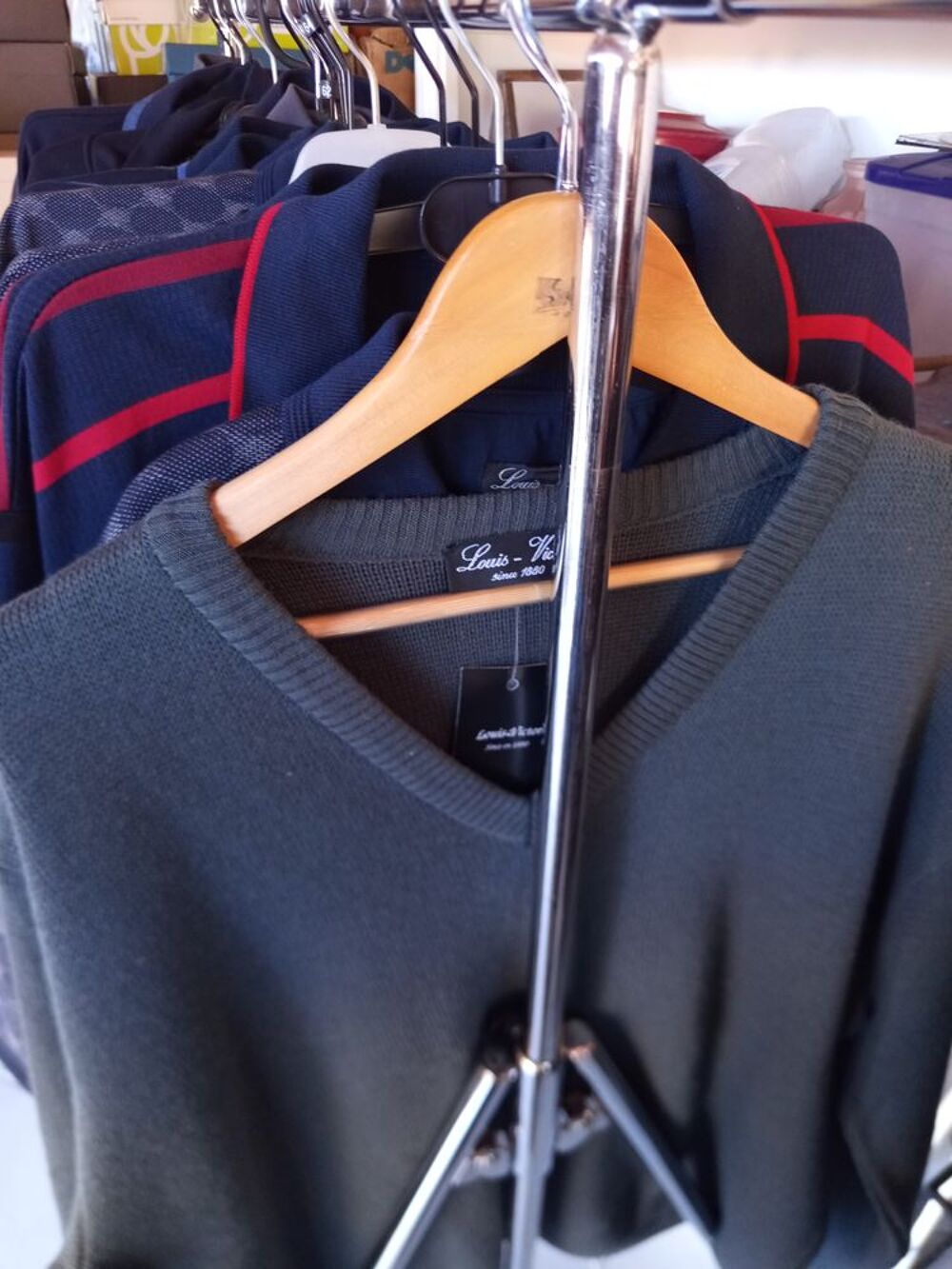UN LOT DE VETEMENT NEUF 
Vêtements