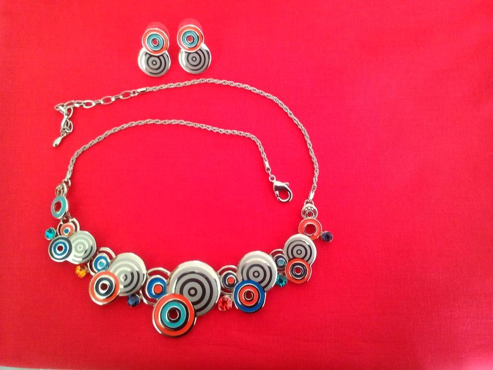 Collier ras de cou fantaisie + boucles d'oreilles Bijoux et montres