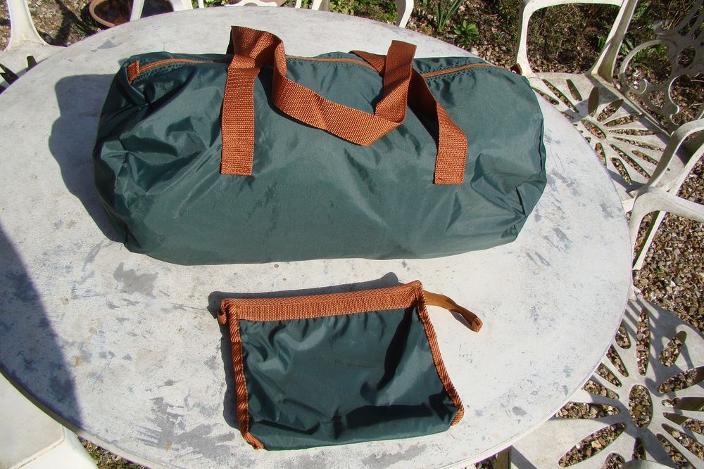 Sac de voyage souple + trousse vintage 
Maroquinerie