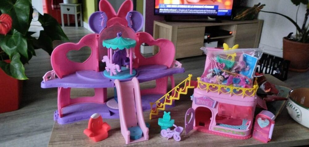 manege et magasin de glaces plus personnages et accessoires Jeux / jouets