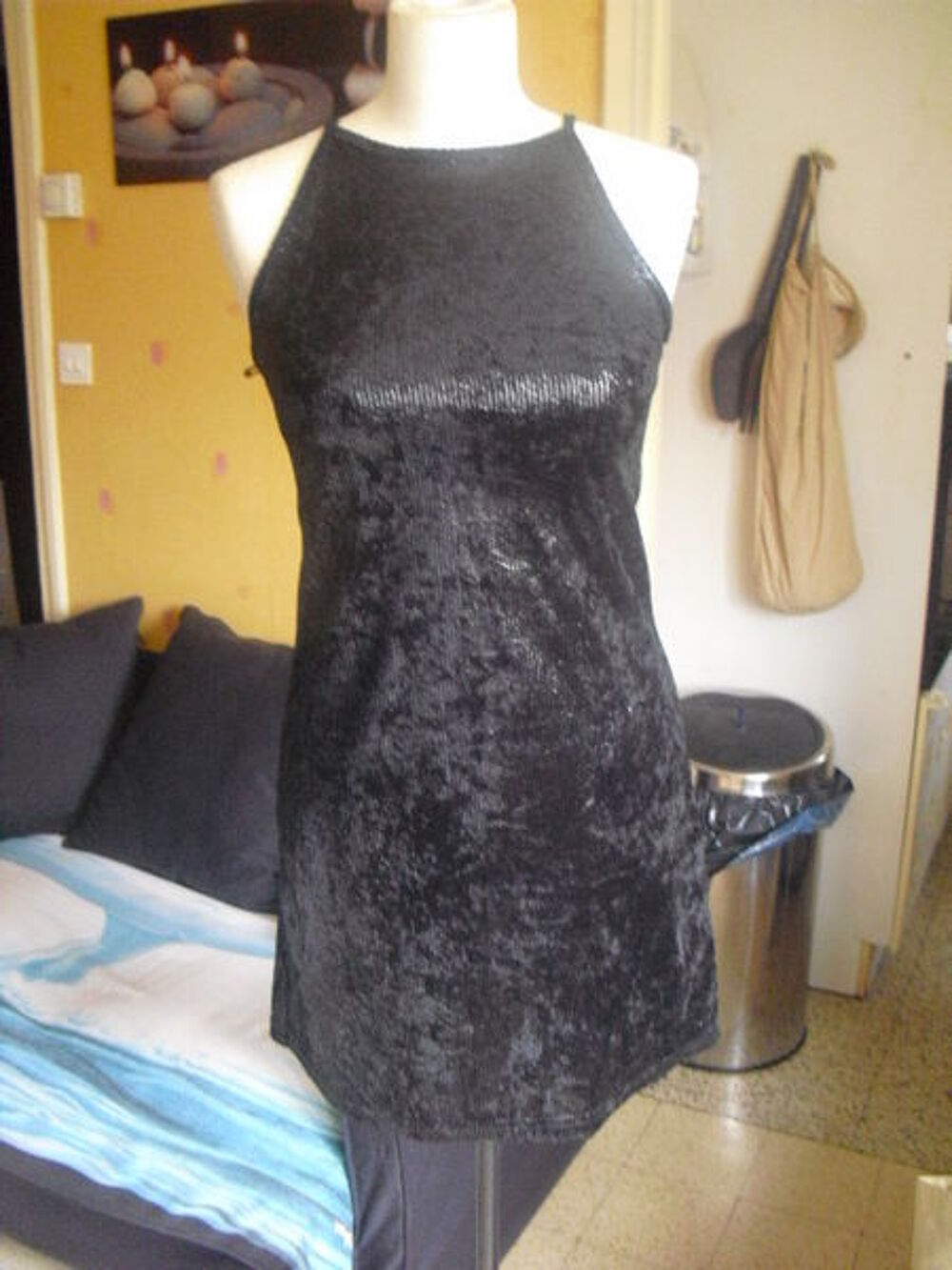 ROBE NOIRE NEUVE EFFET BRILLANT TAILLE 1 Vtements