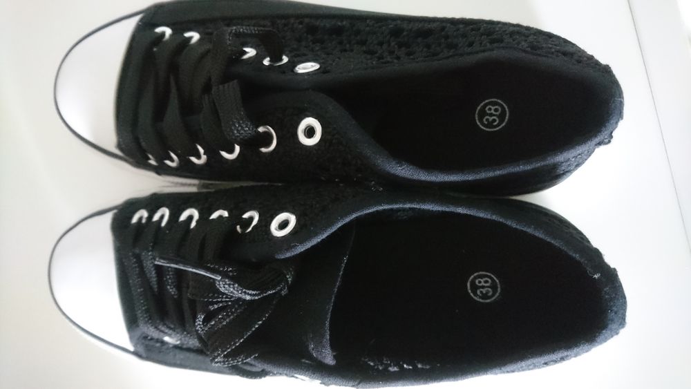 Baskets dentelle noires NEUVES jamais port&eacute;es Taille 38
Chaussures