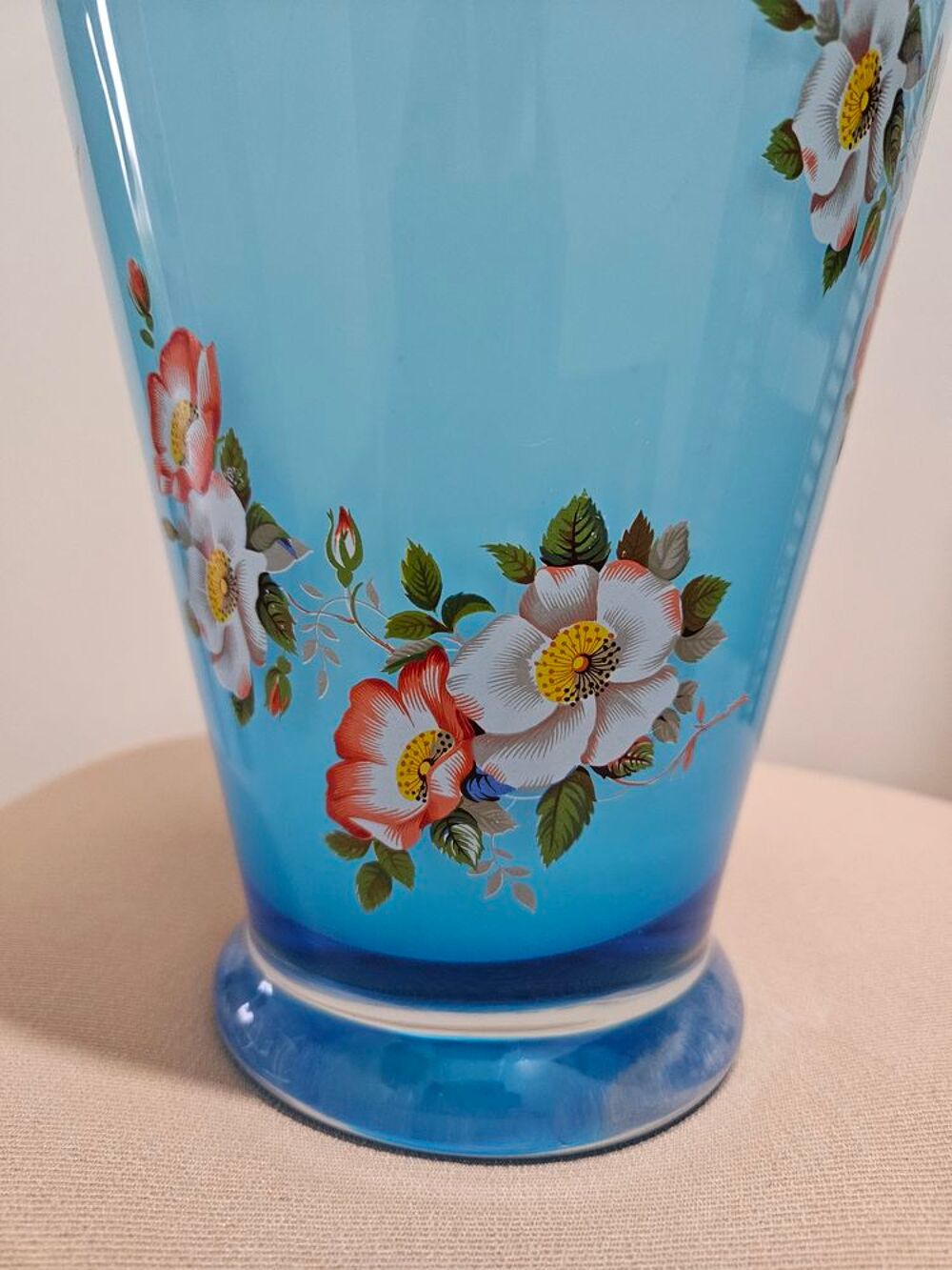 Vase en verre bleu &agrave; d&eacute;cor floral Décoration