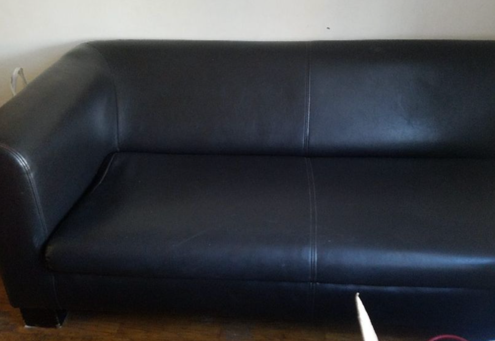 Canap&eacute; semi-cuir noir en tr&egrave;s bon &eacute;tat tr&egrave;s classe
Meubles