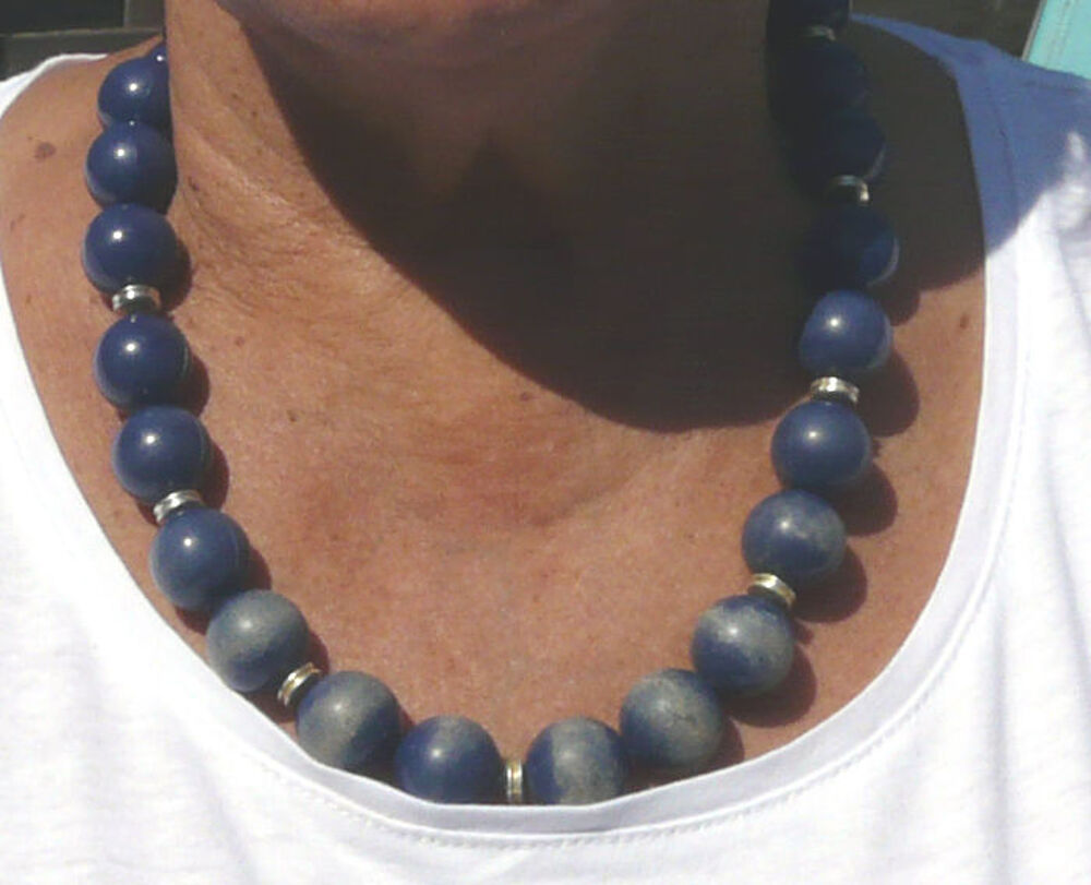 Collier de perles bleues-bleut&eacute;es en r&eacute;sine color&eacute;es - 90's Bijoux et montres