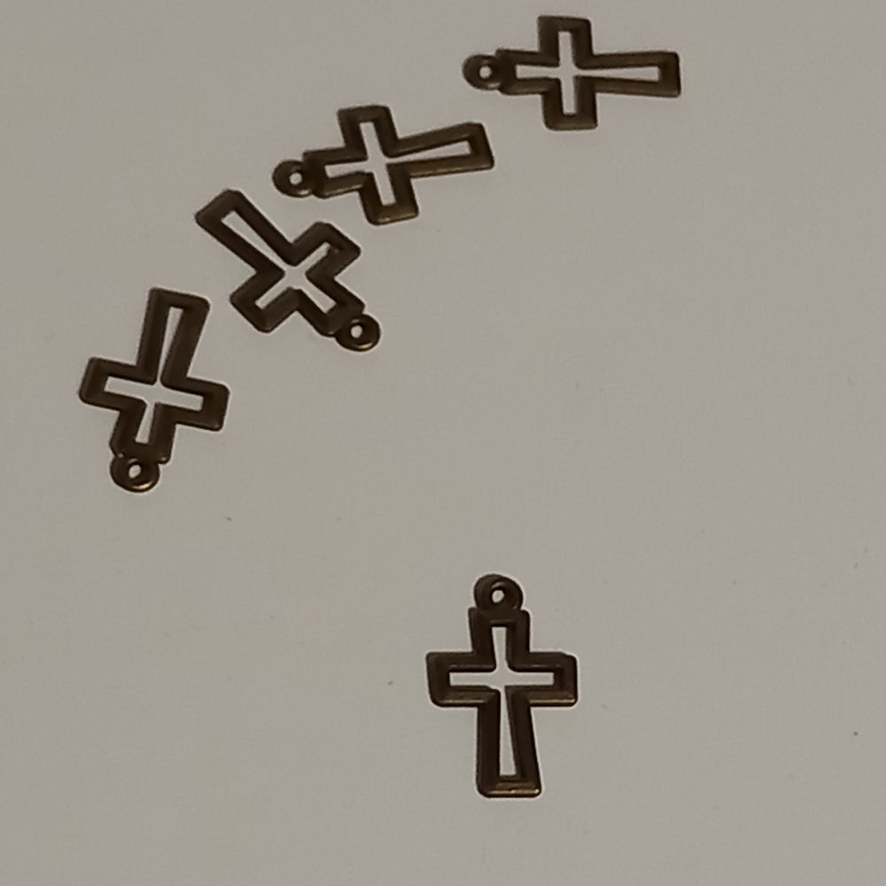 Lot de 5 breloques , m&eacute;dailles en forme de croix Bijoux et montres