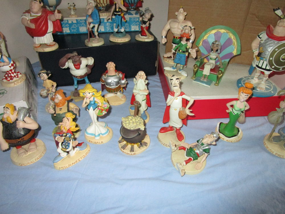  LOT 42 VIEILLES FIGURINES SERIE ASTERIX OBELIX RESINE 