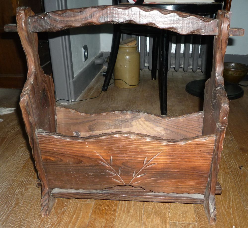 Porte revue en bois massif avec motifs sculptes Décoration