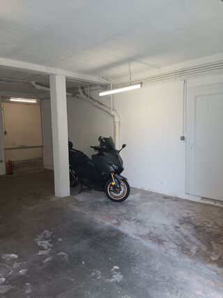  Parking / Garage à louer 94 m²