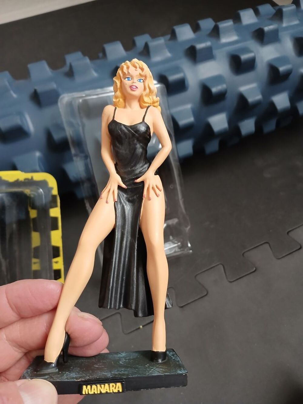 manara 10 figurines altaya femmes par Milo extraits de BD &eacute;r 
