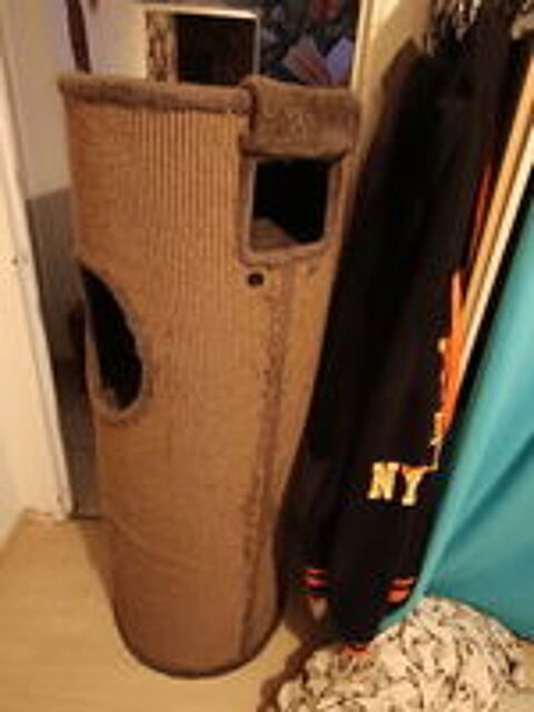   Grand Arbre a chat 1m40 m avec 3 niches et une plateforme  