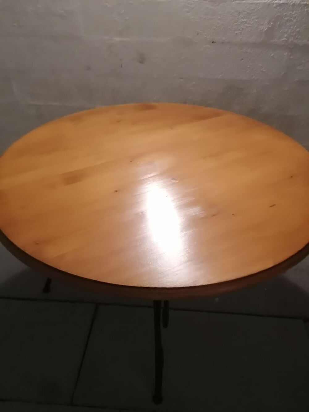 Table ronde plateau pin massif et pied fer forg&eacute; Meubles