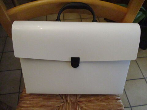 petit cartable blanc en plastique pour jouer ou tout autre 0 M�rignies (59)