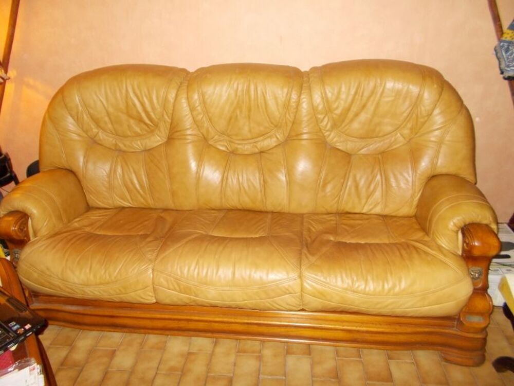 canap&eacute; cuir et bois plus un fauteuil Meubles