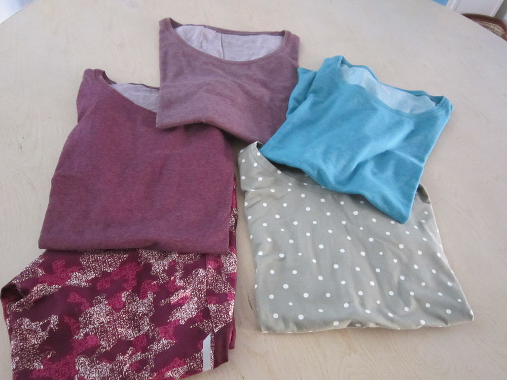 Un lot de 4 tee shits + un jogging (enfant) Vêtements