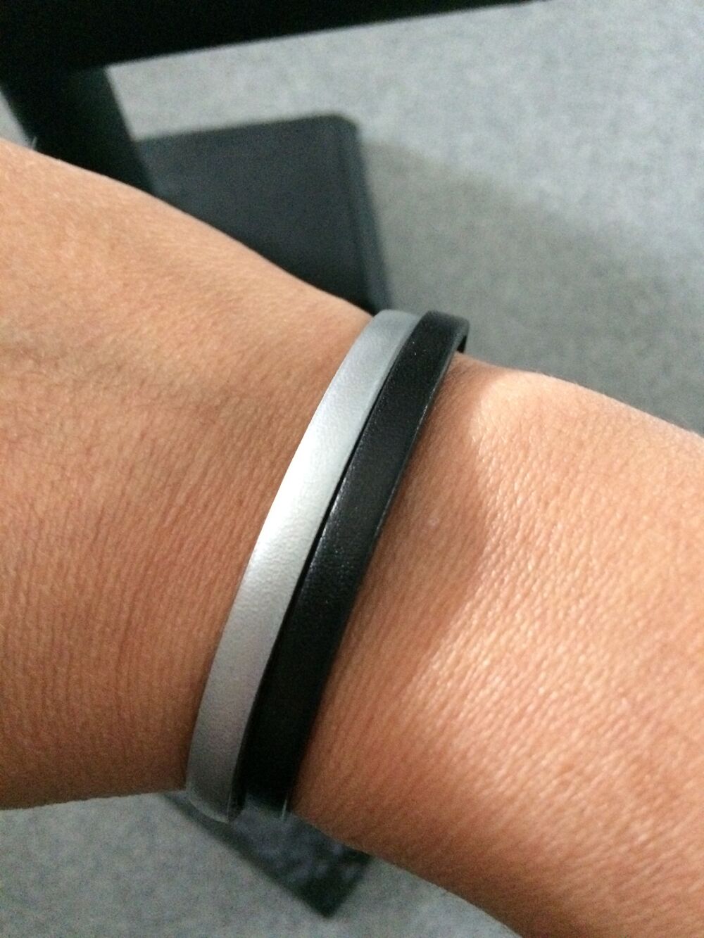 bracelet en cuir argent&eacute; et noir Bijoux et montres